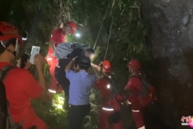 7名驴友被困10米悬崖 警民合力成功营救
