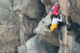 视频：无保护措施野外攀岩，女子坠落峭壁万幸被人拽回